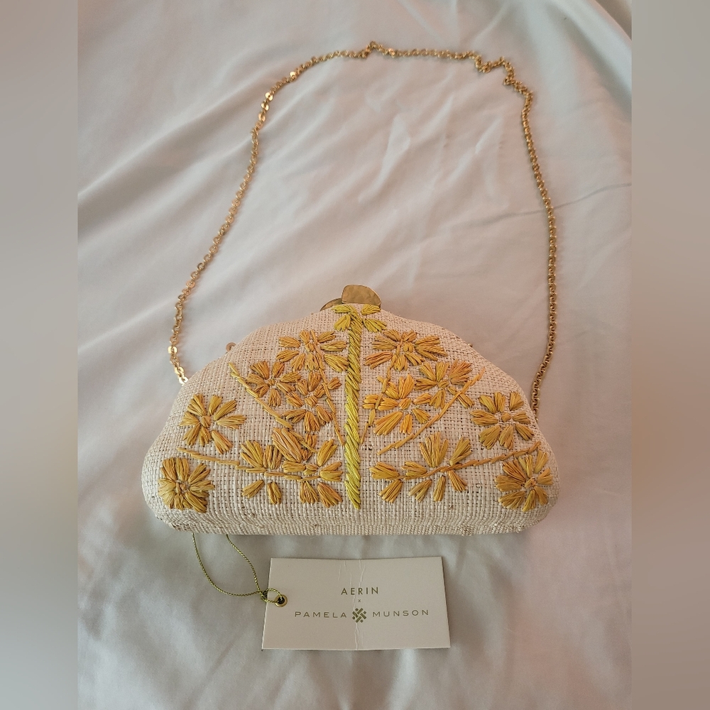Straw clam shell clutch
